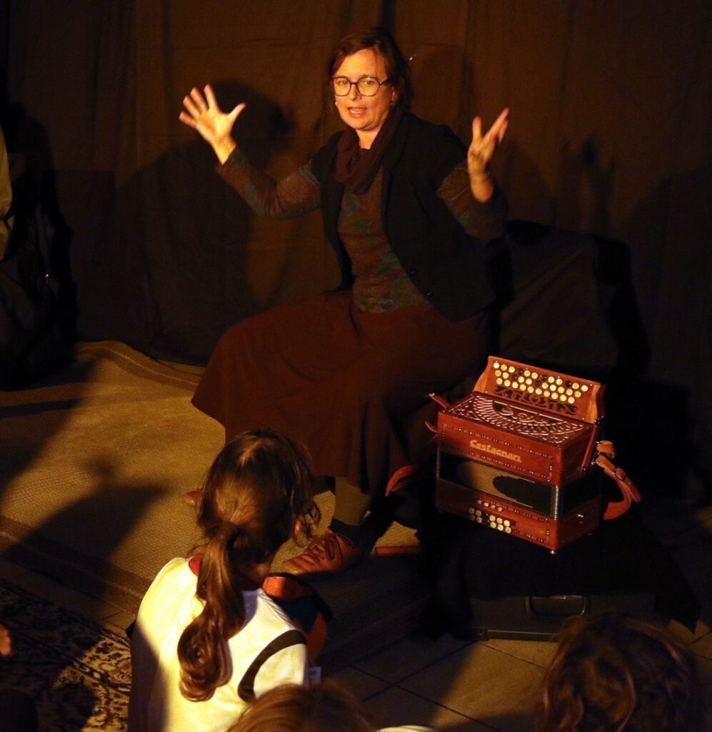 Anne-Sophie Robast conteuse - conte halloween accordeon enfant interieur carre